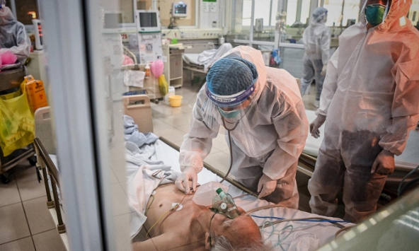 Lo quá tải điều trị F0 tại Hà Nội