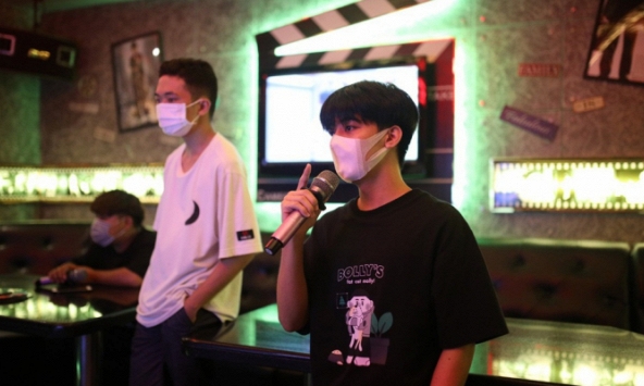 Karaoke, massage có nguy cơ bị xóa sổ khỏi thị trường?