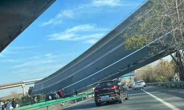 Trung Quốc: Sập cầu dẫn, nhiều xe tải bị hất văng