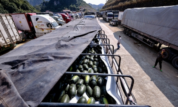 Toàn cảnh hàng ngàn xe tải chở nông sản đang mắc kẹt tại cửa khẩu Lạng Sơn