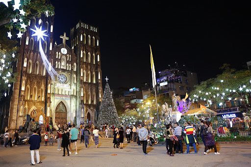 Hà Nội cấm các phương tiện và hạn chế người dân ra vào khu vực Nhà Thờ lớn