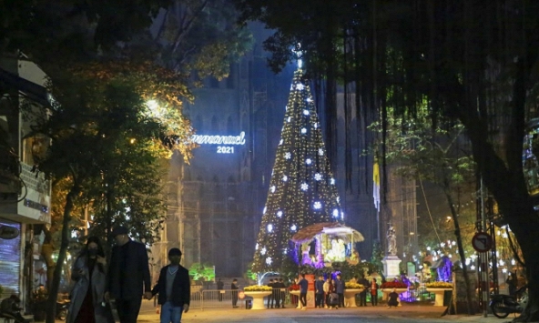Hình ảnh đêm Noel 'đặc biệt' ở Hà Nội, an ninh thắt chặt quanh Nhà thờ Lớn
