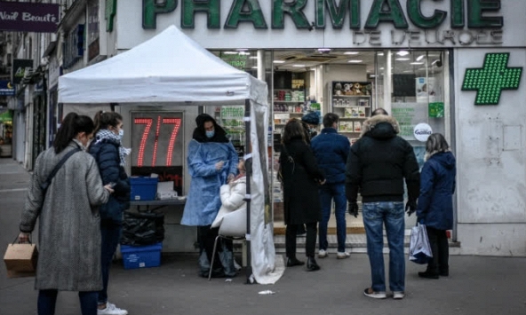 WHO: Omicron có thể lưu hành cùng lúc với Delta, tạo ra một đợt 'sóng thần'