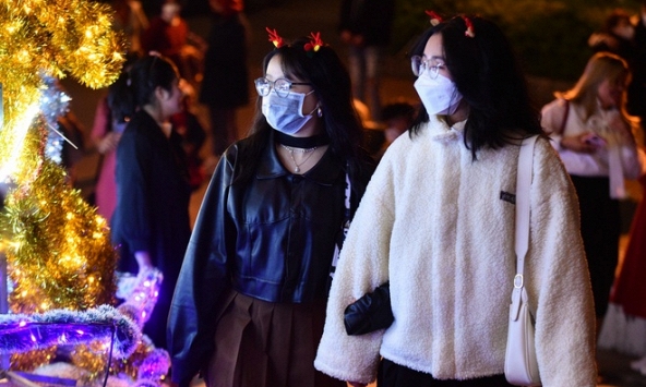 Số ca nhiễm liên tục tăng, các tỉnh, thành phố hạn chế hoạt động chào mừng năm mới