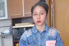 Bé gái 8 tuổi ở TP.HCM bị 'dì ghẻ' hành hạ nhiều giờ liền trước khi tử vong