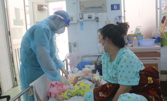 Bệnh nhi mắc COVID-19 tăng cao quá tải, Bệnh viện Nhi đồng 2 kê thêm giường