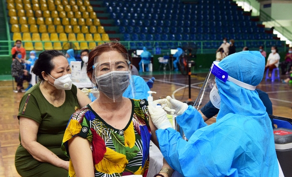 Đại biểu Quốc hội hỏi khi nào tiêm chủng Covid-19 cho người dân bằng vaccine do Việt Nam sản xuất