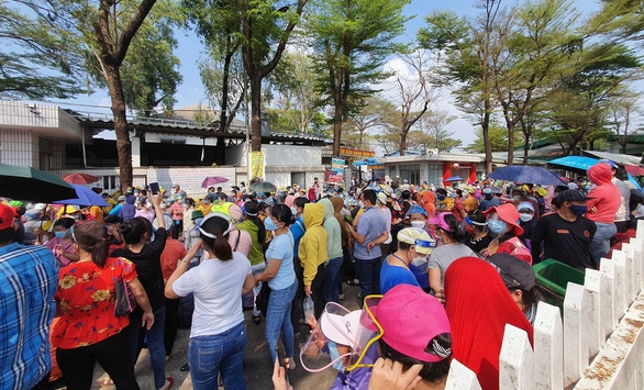 Hàng nghìn công nhân Pouchen đình công do tiền thưởng Tết giảm