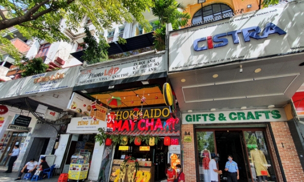 Mặt bằng phố đi bộ Nguyễn Huệ nhộn nhịp trở lại, cà phê, trà sữa, chè bưởi cũng chen chân thuê