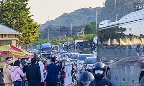 Quy định kiểm soát người về quê ăn Tết của các tỉnh một kiểu làm khó lao động xa quê