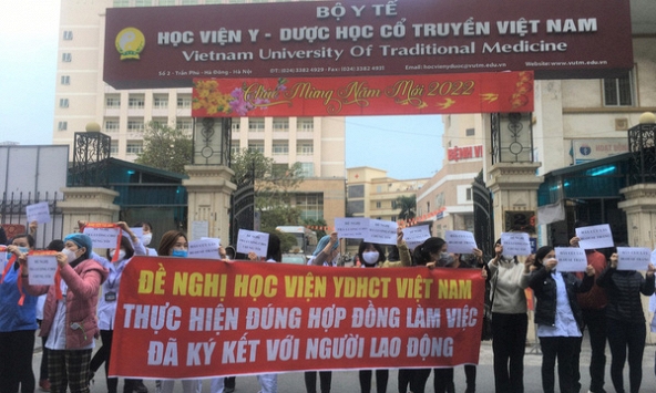 Hà Nội: Hơn 40 y bác sĩ xuống đường 'cầu cứu' vì bị nợ lương suốt 8 tháng