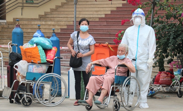 Cụ bà 101 tuổi xuất viện sau 3 tuần điều trị COVID-19
