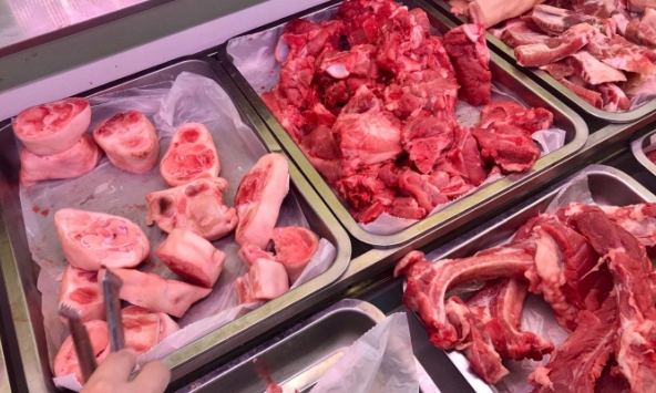 Thịt đông lạnh đang tồn đọng cực lớn, lên đến 100.000 tấn