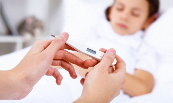 Phụ huynh nên làm gì khi trẻ sốt do mắc COVID-19?