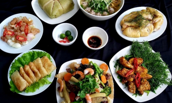 Tết ông Táo: Chị em tranh thủ chốt đơn mâm cỗ cúng giá trên dưới 1 triệu đồng