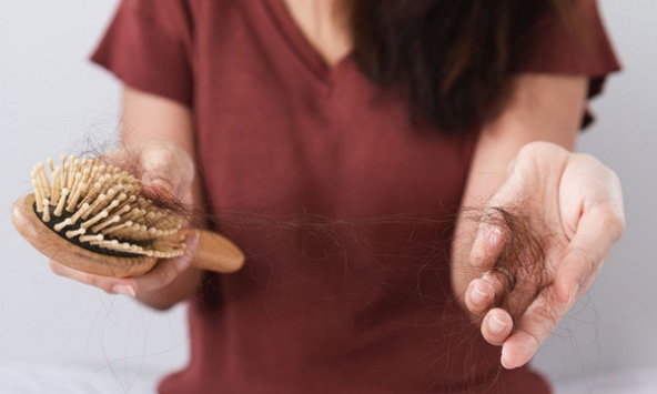 Nguyên nhân gây ra tình trạng rụng tóc nhiều ở người từng nhiễm Covid-19