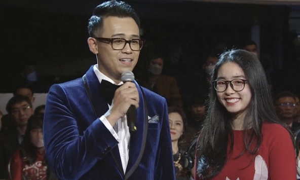 Nữ sinh gây chú ý sau 1 phút xuất hiện tại lễ trao giải VinFuture là ai?