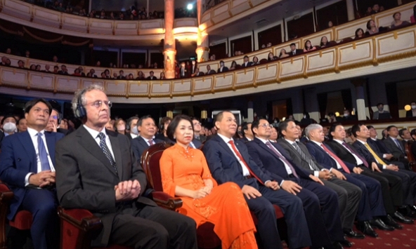 Vợ chồng tỷ phú Phạm Nhật Vượng - Phạm Thu Hương: Thuở hàn vi buôn áo gió, mở nhà hàng, bán mì gói