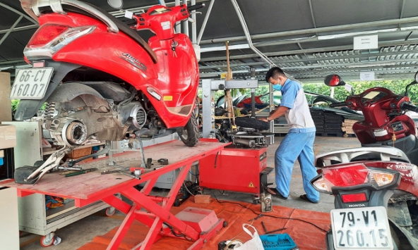 Công ty sửa hơn 400 xe máy cho lao động về Tết