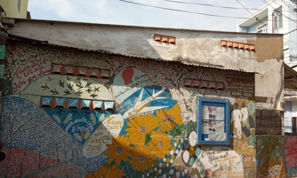 Người 'họa sĩ khùng' 5 năm 'thay áo' cho các bức tường ở TP.HCM đón Tết