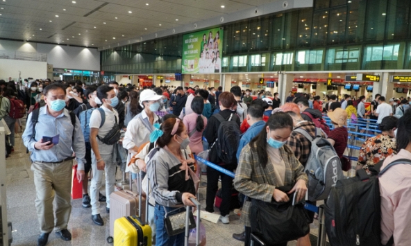 Sân bay, bến xe đông nghẹt người về quê ăn Tết