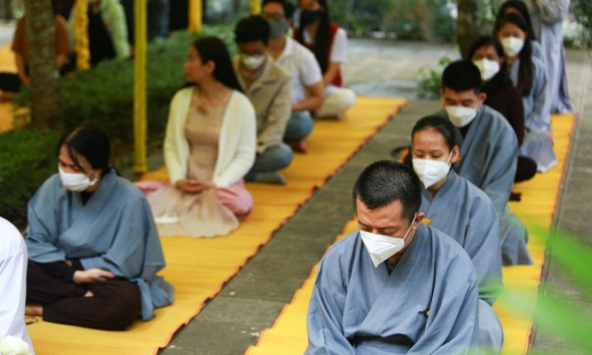 Hàng trăm người đến viếng thiền sư Thích Nhất Hạnh