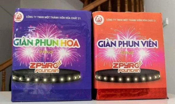 Nhiều người phải mua pháo hoa với giá cao gấp 2-4 lần giá niêm yết