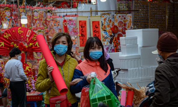 Phố cổ Hà Nội rực sắc đỏ, nhộn nhịp người mua sắm đón Tết