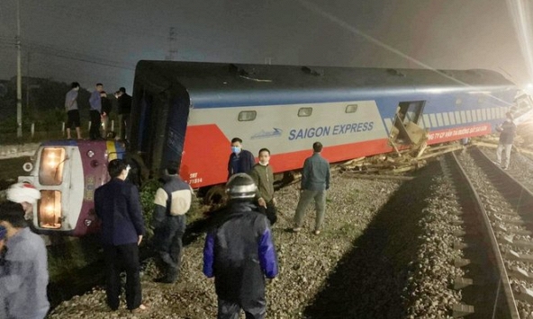 Tàu khách Bắc-Nam bị lật đầu máy vì va phải xe tải