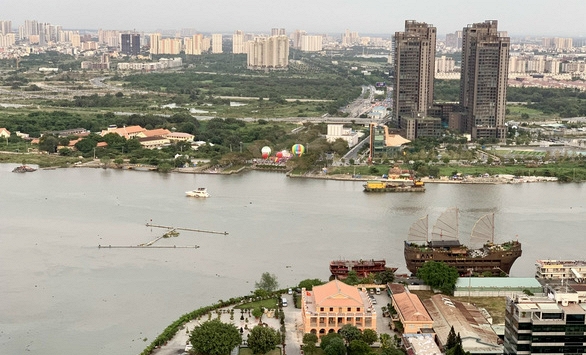 Vì sao nhiều ngày nay xuất hiện tình trạng xà lan thả bao cát xuống sông Sài Gòn?