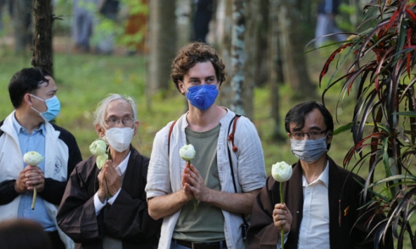 Hàng ngàn người tiễn đưa Thiền sư Thích Nhất Hạnh: Xin nguyện sống trọn vẹn, mắt thương nhìn cuộc đời