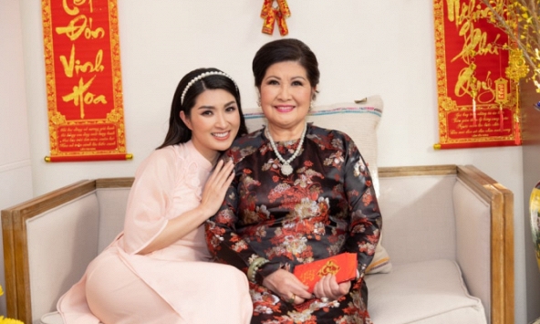 Nguyễn Hồng Nhung ăn tết Việt trên đất Mỹ