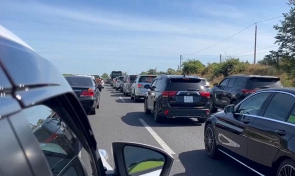 Kẹt xe nghiêm trọng, cao tốc TP.HCM - Long Thành - Dầu Giây phải xả trạm thu phí ngày mùng 2 Tết