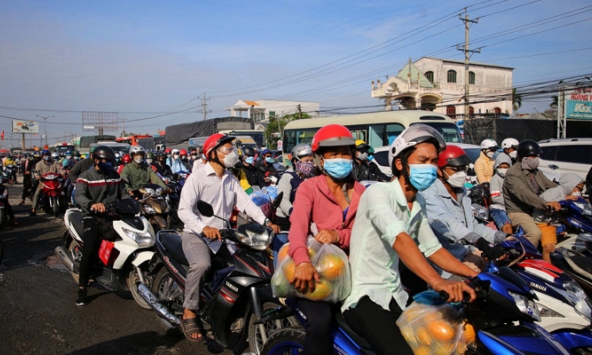 Đường miền Tây về TP.HCM 'nêm' cứng người, kẹt xe nhiều nơi