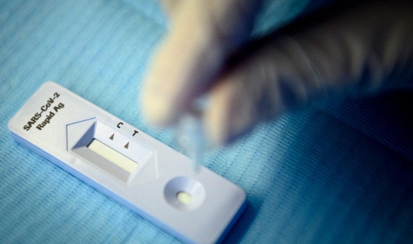 Bác sĩ Anh: Khi xuất hiện các dấu hiệu này mà test nhanh âm tính thì vẫn cần cách ly