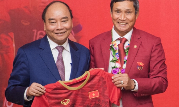 Chủ tịch nước tặng Huân chương Lao động hạng Nhất cho Đội tuyển nữ, HLV Mai Đức Chung