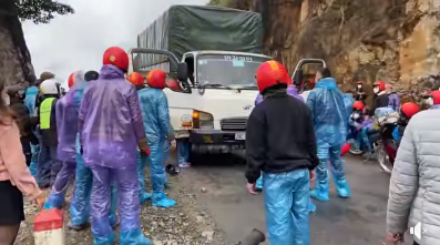 Nhóm phượt thủ bao vay tài xế xe tải ở Hà Giang