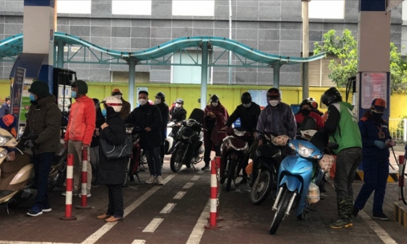 Trước giờ xăng tăng giá, người dân Hà Nội đồng loạt đi mua xăng dầu