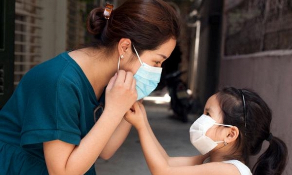 Cha mẹ cần làm ngay 4 bước sau khi phát hiện trẻ là F0