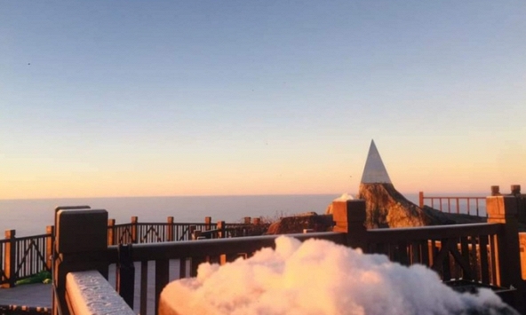 Sương muối phủ trắng đỉnh Fansipan