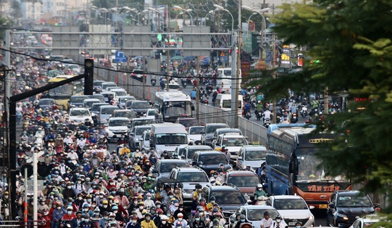 TPHCM: Giao thông ùn tắc trong ngày đầu học sinh, sinh viên đi học trở lại