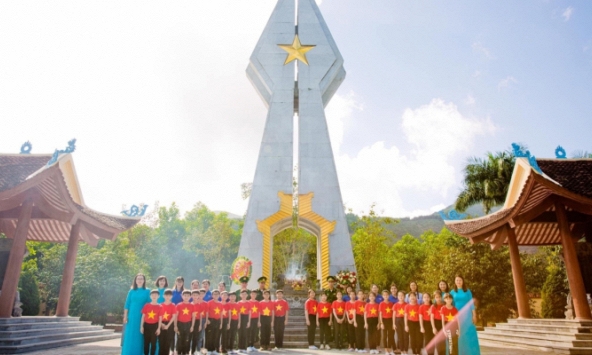 Dâng hương, tưởng niệm các anh hùng, liệt sỹ Pò Hèn