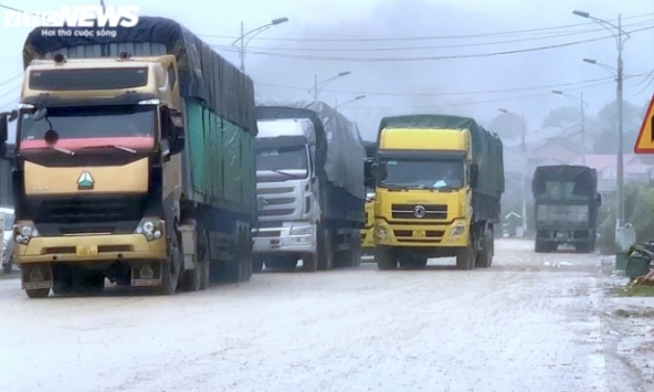 Xe chở hoa quả tiếp tục ùn ứ ở cửa khẩu Lạng Sơn