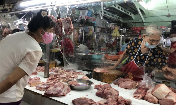 Nhiều mặt hàng đang tăng giá ăn theo cơn 'lên đồng' của giá xăng