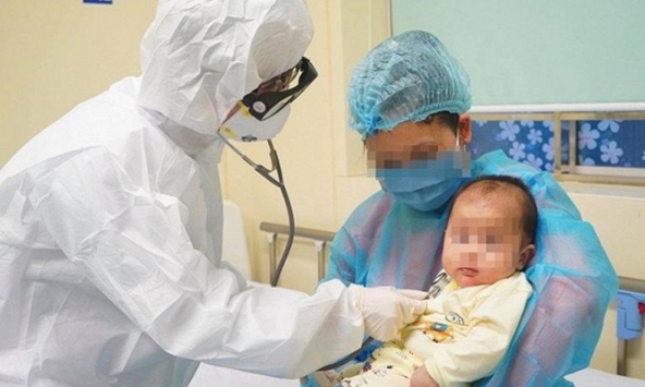 Những triệu chứng cha mẹ cần lưu ý khi chăm sóc trẻ mắc COVID-19 tại nhà