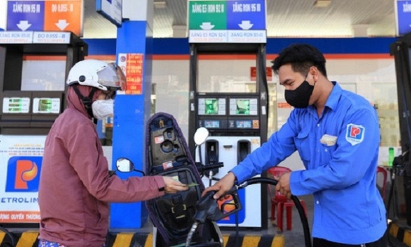 Giá xăng xác lập kỷ lục mới, tăng lên hơn 26.000 đồng/lít
