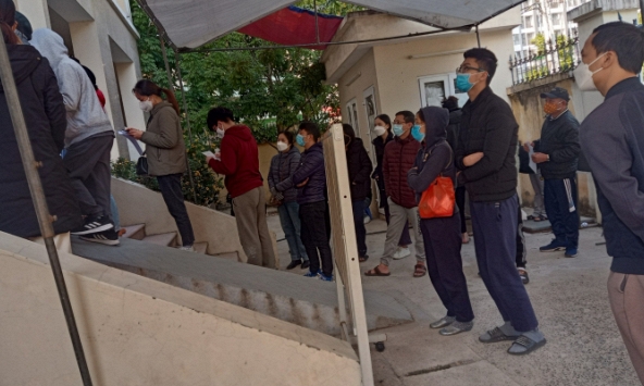 Hà Nội: Người dân xếp hàng chờ test để được ‘công nhận’ F0