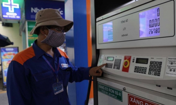 Doanh nghiệp taxi sẽ tăng giá cước nếu xăng không giảm