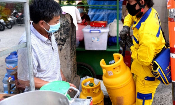 Giá gas tăng gây khó cho dân nghèo và dịch vụ ăn uống