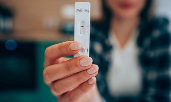 Vì sao có người ăn, ngủ cùng F0 vẫn không mắc Covid-19?